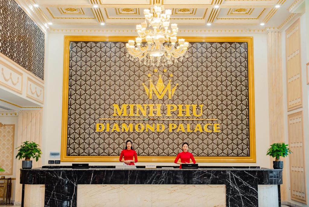 Diễn ChâuKhách sạn Minh Phú Diamond Palace的两个人站在一个大屏幕前的舞台上