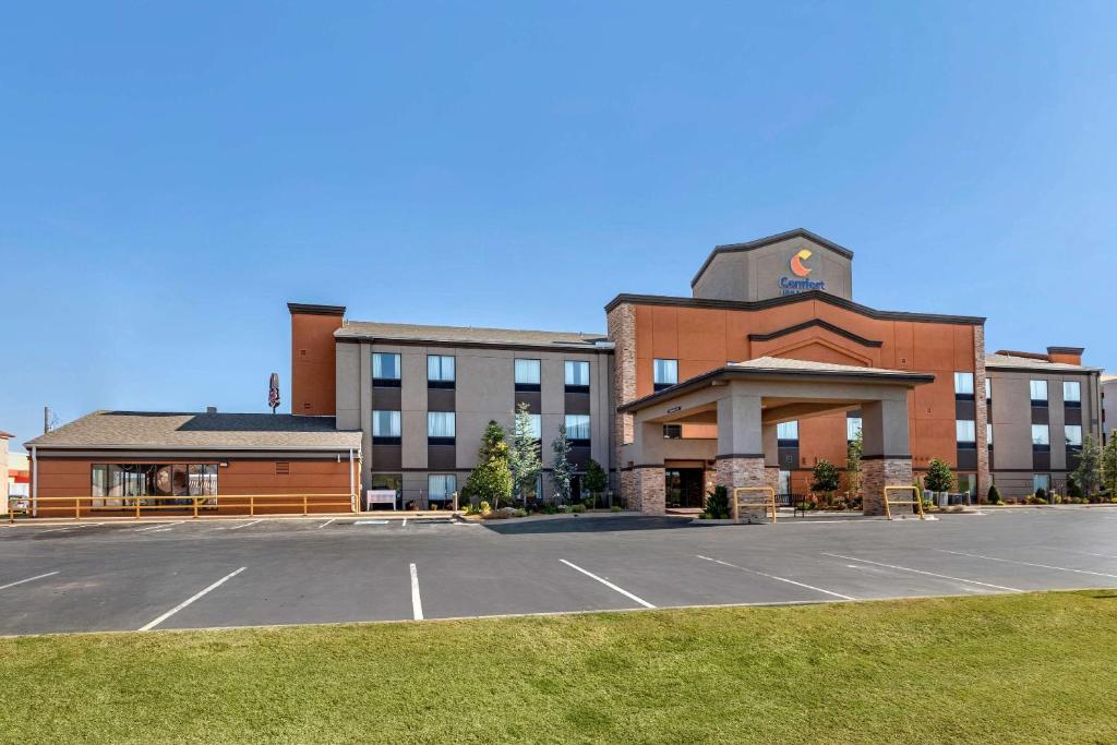 Pauls ValleyComfort Inn & Suites Pauls Valley - City Lake的前面有停车位的大楼