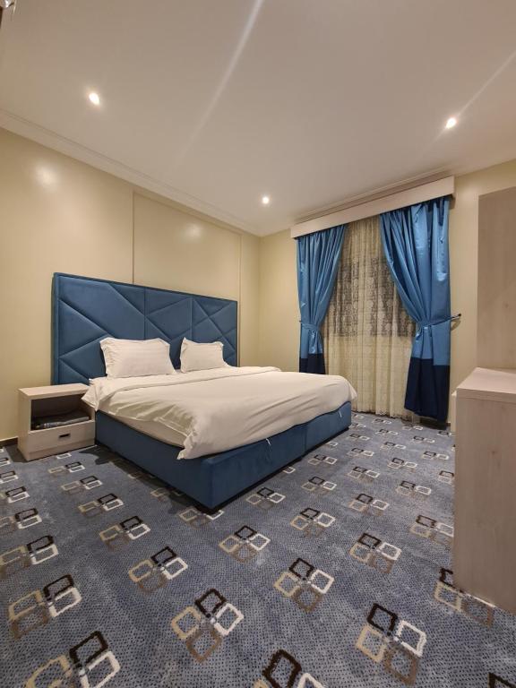 Rose Niry Hotel Suites روز نيري للاجنحة الفندقية客房内的一张或多张床位