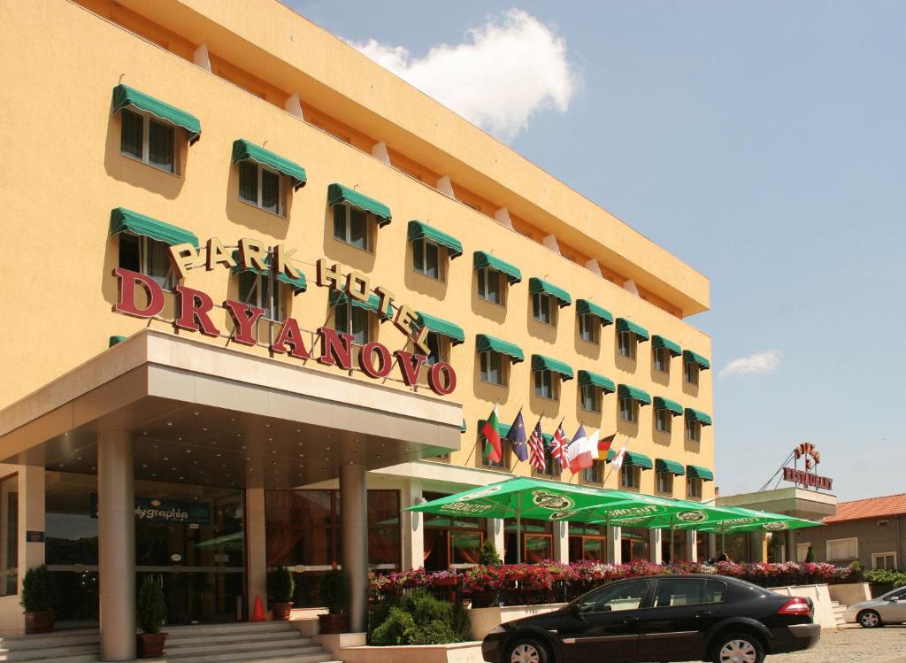 德里亚诺沃德里亚诺沃帕克酒店的前面有停车场的酒店