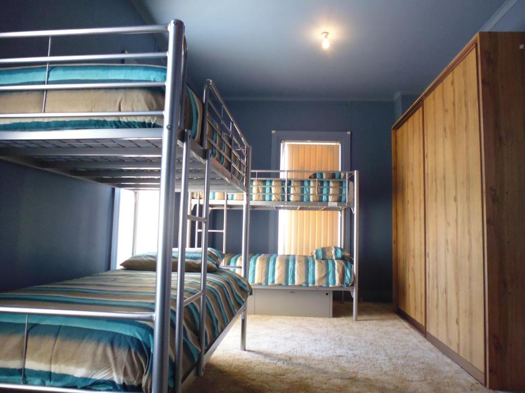彭古因快乐背包客酒店的双层床间 - 带两张双层床