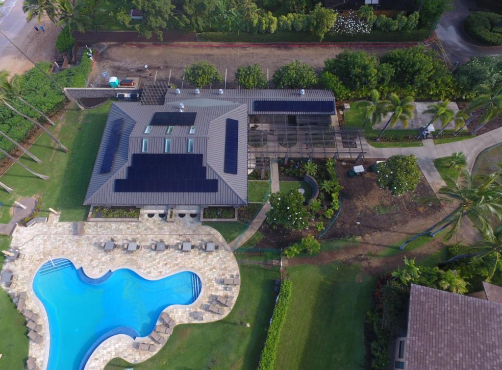 维雷亚9B EKAHI VILLAGE-STUDIO BATH, GARDEN VIEW - 1 MINUTE STROLL to BEACH!的享有带游泳池的房屋的空中景致