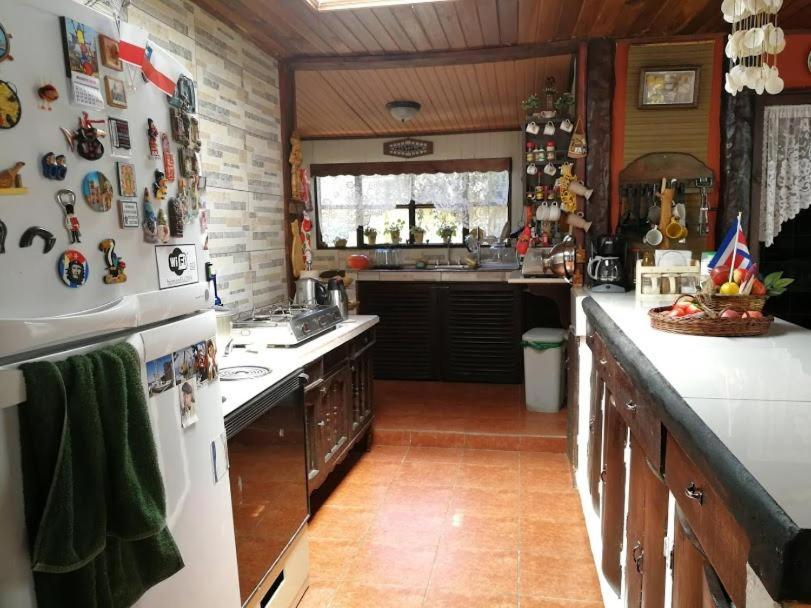 迦太基Casa Irazu的厨房配有白色冰箱和台面