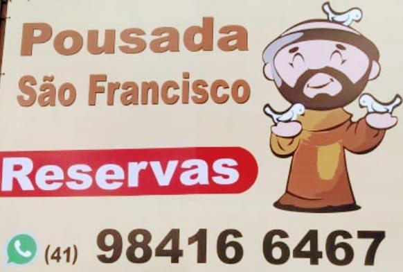 莫雷蒂斯Pousada São Francisco的和男人一起做圣弗朗西斯科的标志