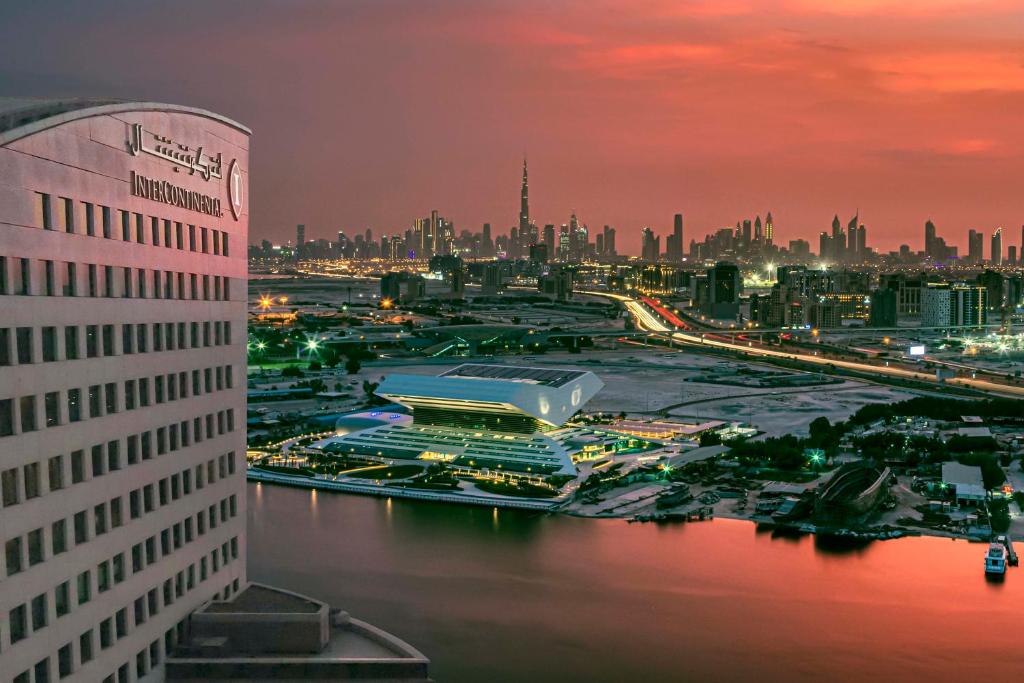迪拜迪拜节日城洲际酒店的享有夜间城市美景,设有一座建筑
