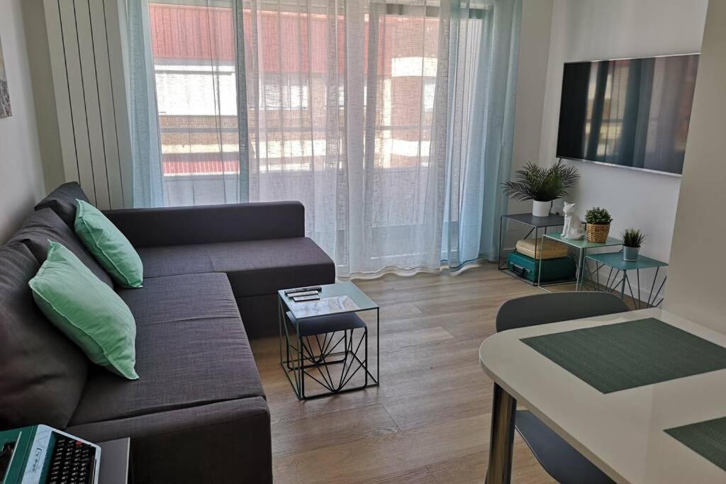 维戈Piso moderno con garaje en el centro de Vigo的客厅配有沙发和桌子