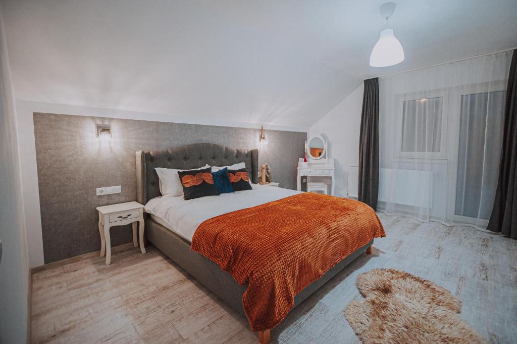 谢林伯尔Casa DAnto的一间卧室配有一张带橙色毯子的大床