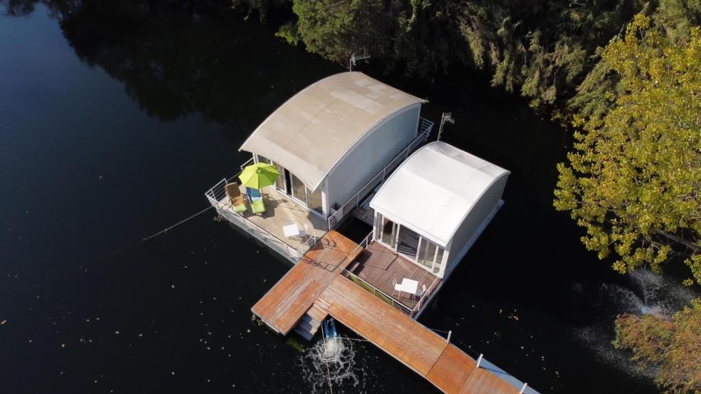 卡斯特沃托诺Floating House Embé Experience的水中小船的空中景观