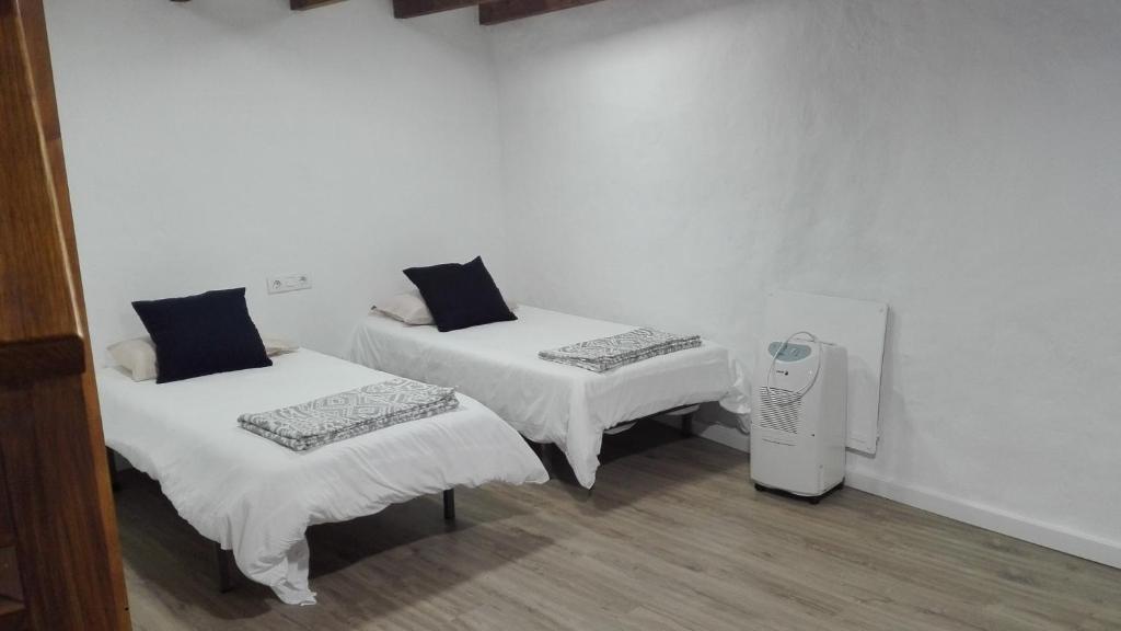 TanqueHouse to relax El Tanque的带两张床和空气压缩机的房间