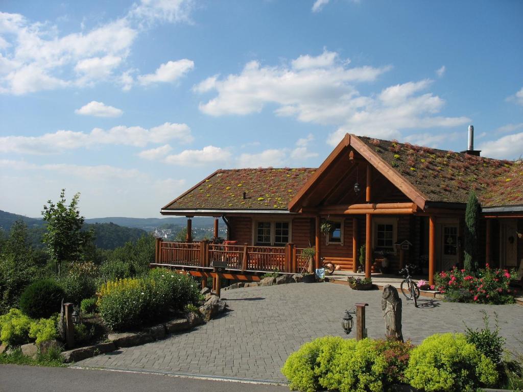 阿恩斯贝格安拉阁乡村旅馆的大型木制房屋设有大型天井。