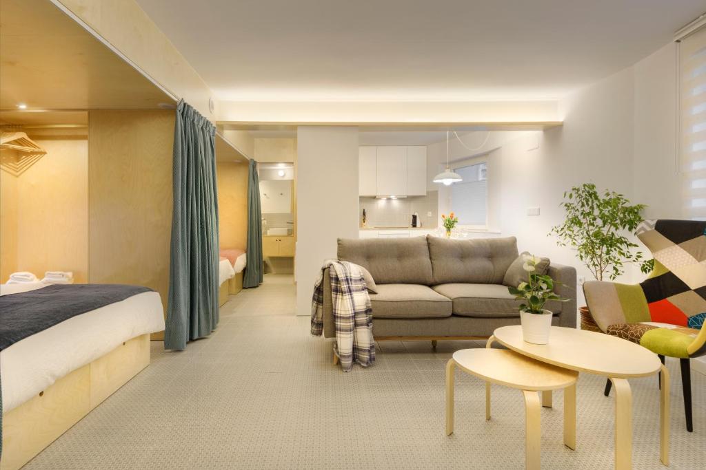 潘蒂科萨Loft Casa Berdon的酒店客房,配有床和沙发