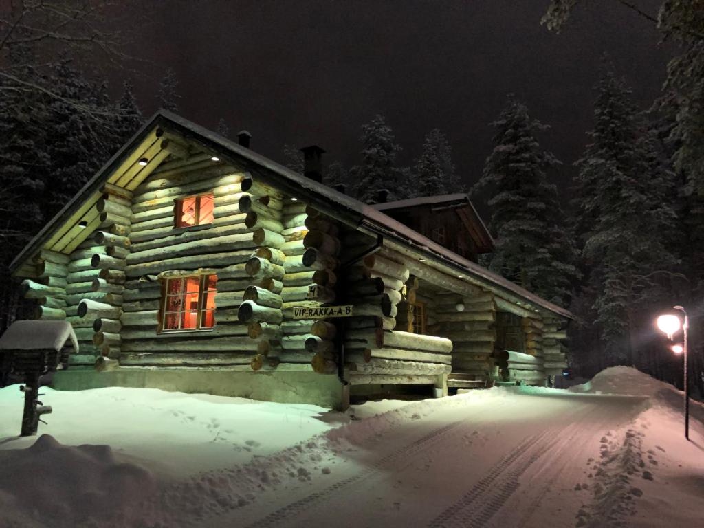 列维Levi Log Cabin - Viprakka 4A的雪中的一个小木屋
