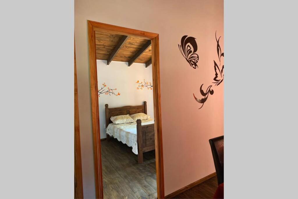 Playa VerdeCabaña Campestre Miramar的卧室和卧室的镜子