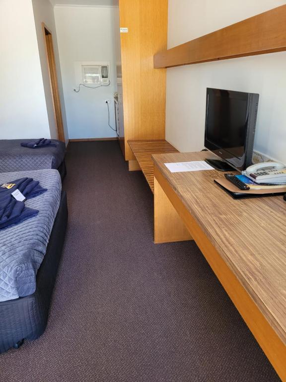 霍舍姆格林里汽车旅馆的酒店客房设有一张书桌和一台电脑