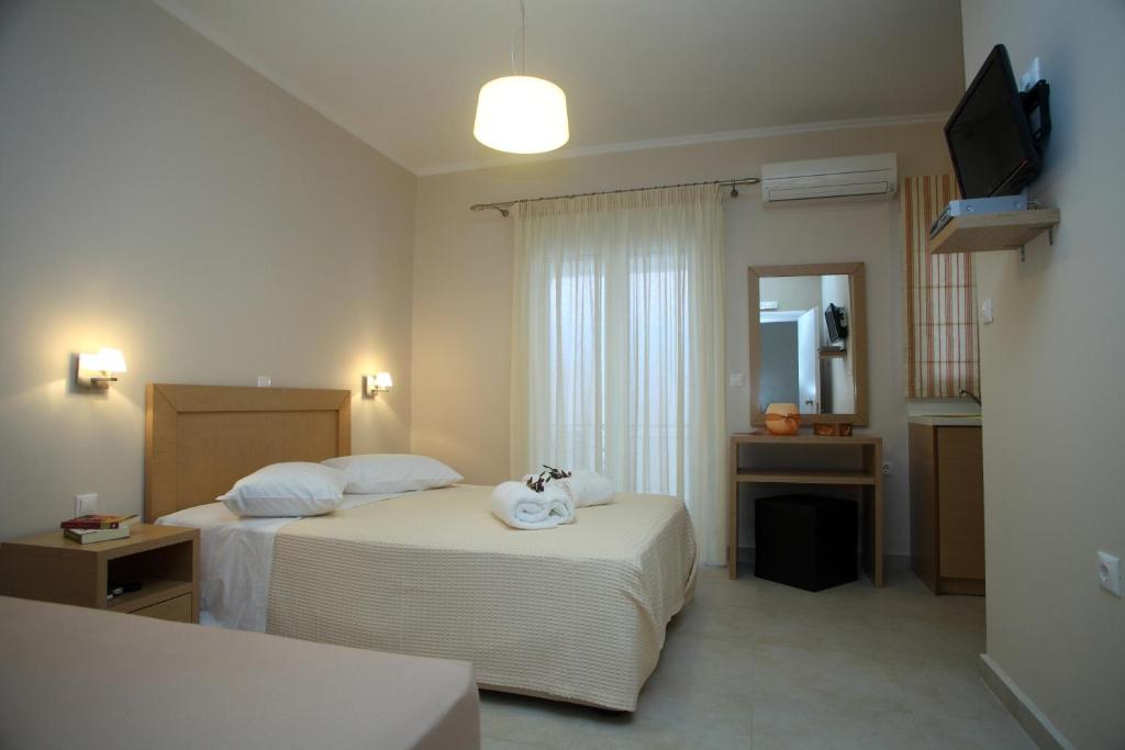 尼基亚娜Pantazis Studios的酒店客房设有两张床和电视。