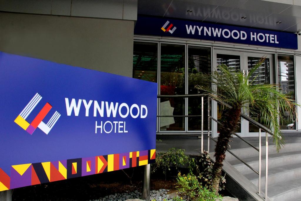 马尼拉Wynwood Hotel的建筑前的温伍德酒店标志
