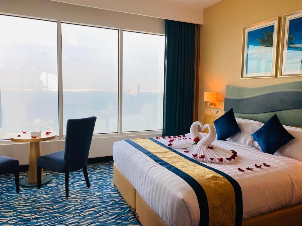 麦纳麦Harbour Suites Hotel的酒店客房,配有一张带天鹅的床