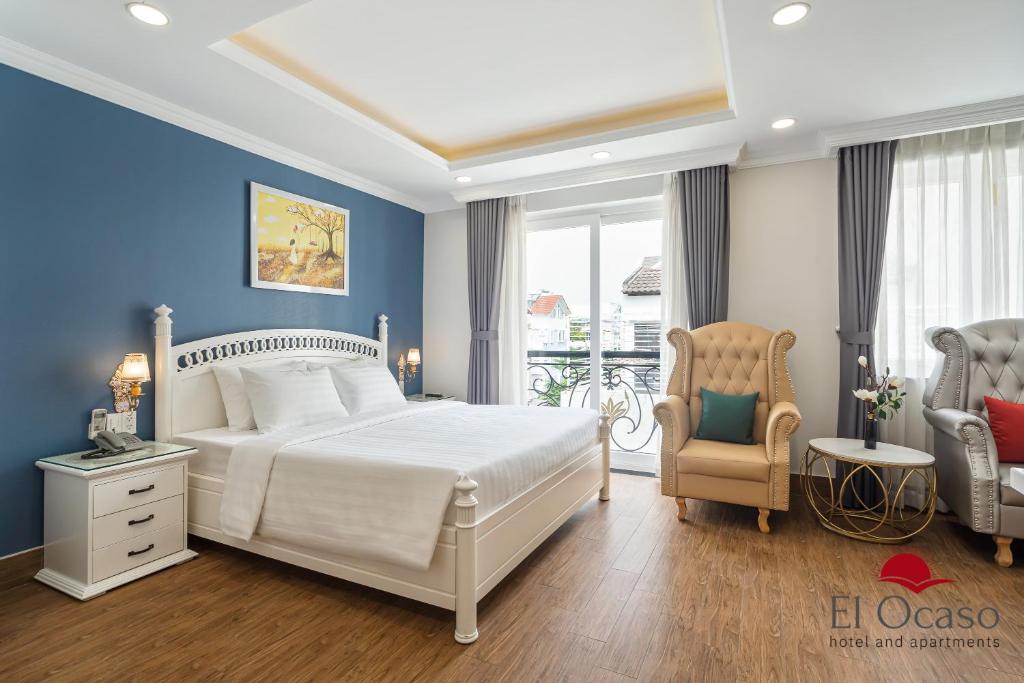 胡志明市El Ocaso Hotel and Apartments的卧室配有白色的床和椅子