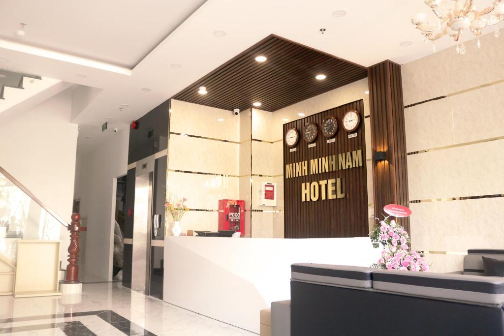 芹苴Minh Minh Nam Hotel的酒店大堂墙上挂有时钟