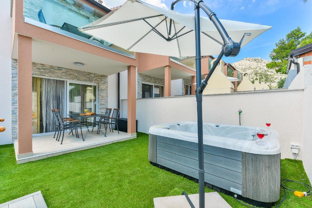 斯塔利格拉德-帕克利尼卡Cascada villas with private jacuzzi and private parking的房屋后院的热水浴池