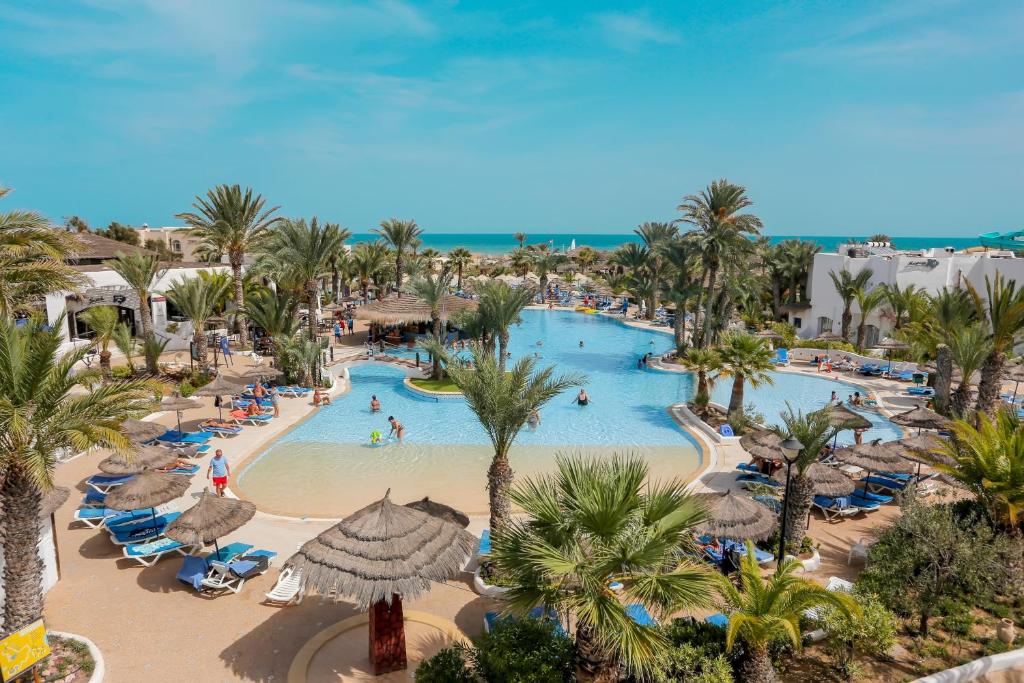 米多恩Fiesta Beach Djerba的享有棕榈树度假村游泳池的空中景致