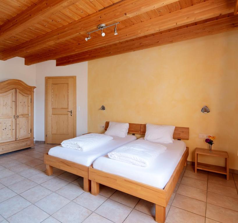 Uznach佛洛西奥舒特酒店的配有木天花板的客房内的两张床