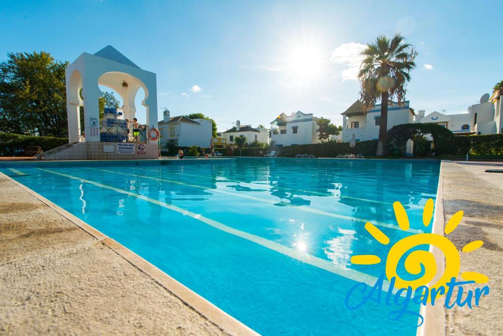 卡巴纳斯·德·塔维拉Quinta Velha By Algartur的蓝色海水度假村的游泳池