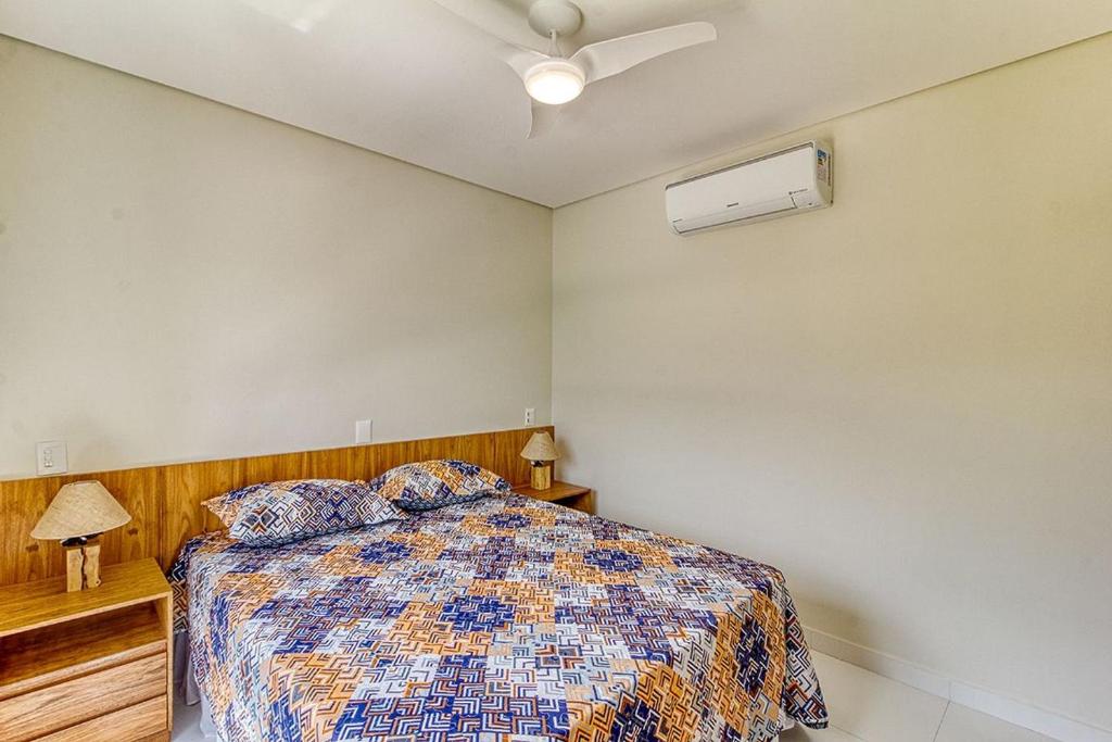 圣塞巴斯蒂安C15 - Conforto junto a natureza - Camburyzinho的一间卧室配有一张床和吊扇