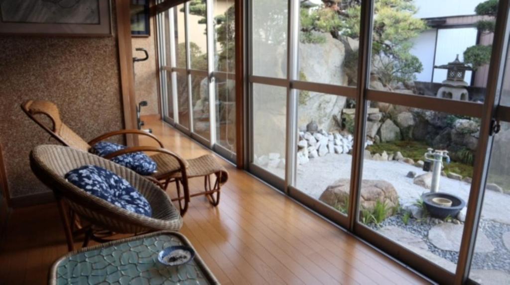 SanukiOyado Endo - Vacation STAY 12914v的客房设有一个花园景阳台。