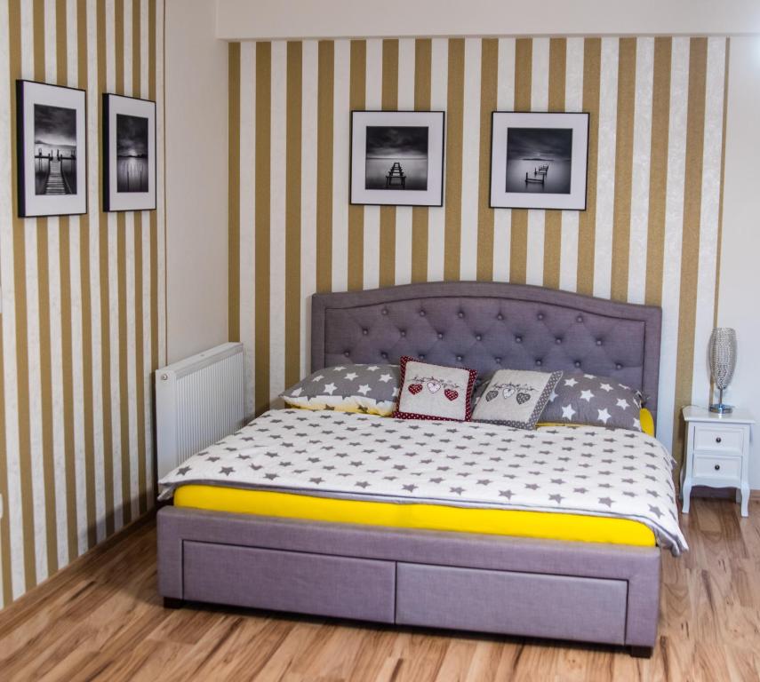 卢奇基Style Apartment Lúčky的一间卧室配有带枕头的床