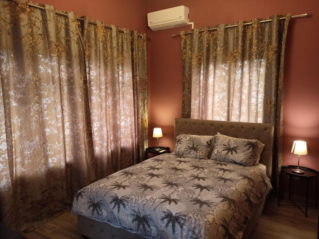尼科西亚Studio in the center of Nicosia的一间卧室配有床和一些窗帘