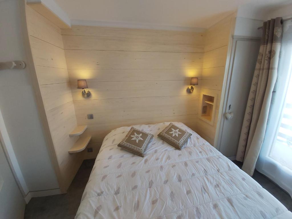 梅杰夫Chalet Monte-Pente的一间卧室配有一张带两个枕头的床