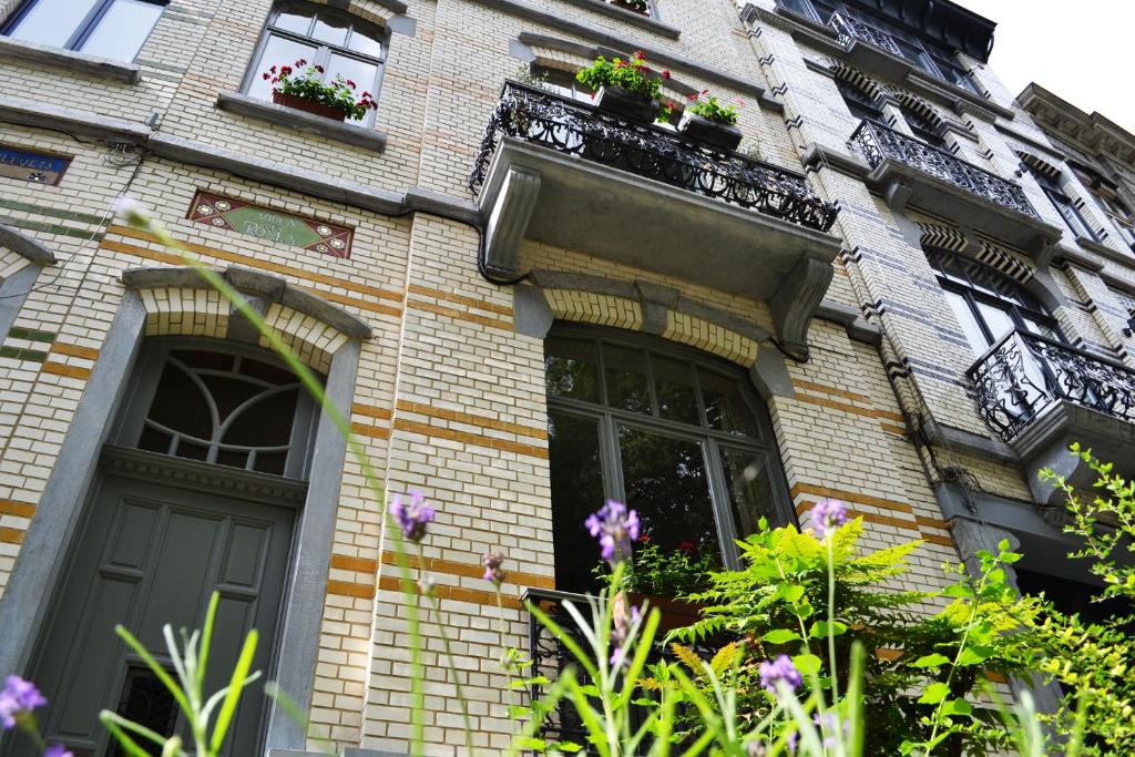 布鲁塞尔玫瑰伏尔泰别墅酒店的砖屋,窗户和鲜花