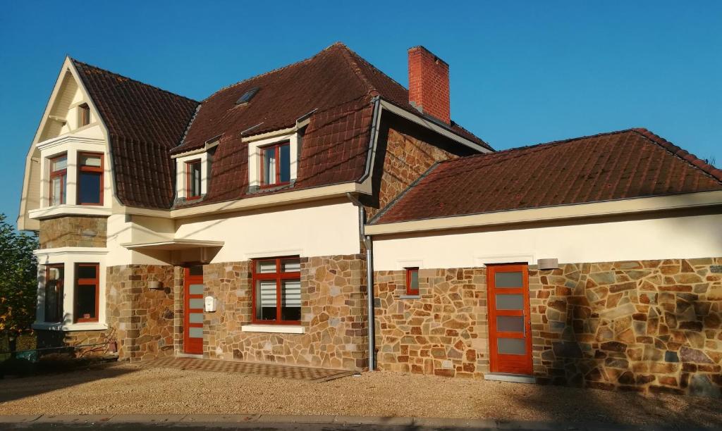 MontCarpe Diem的一座有红色门和石墙的房子