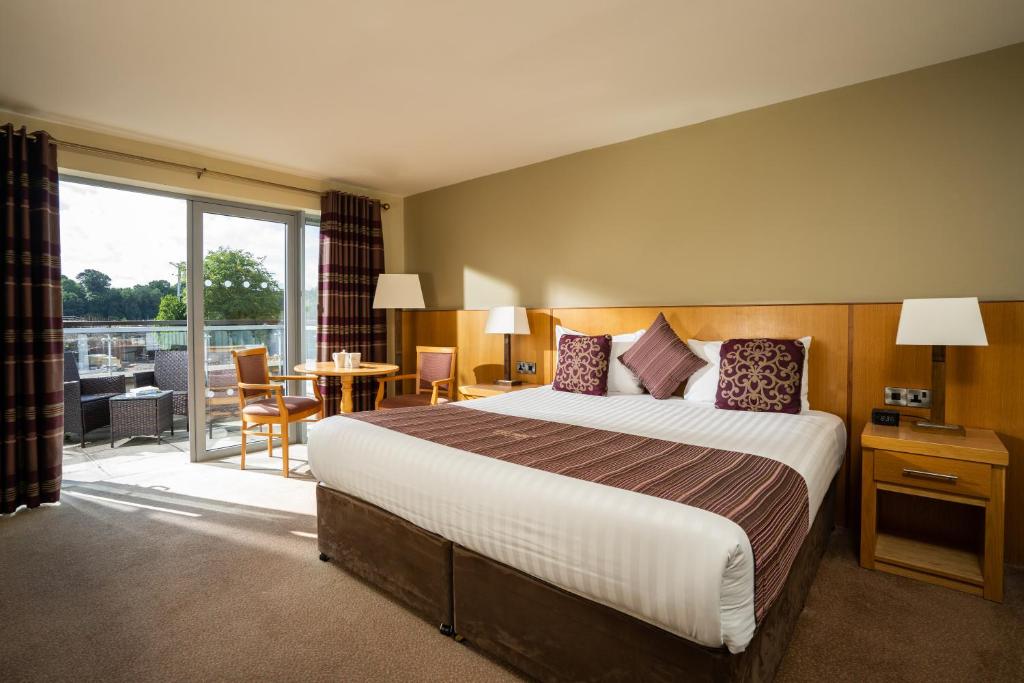 恩尼斯基林贝尔蒙酒店的酒店客房设有一张大床和一个阳台。