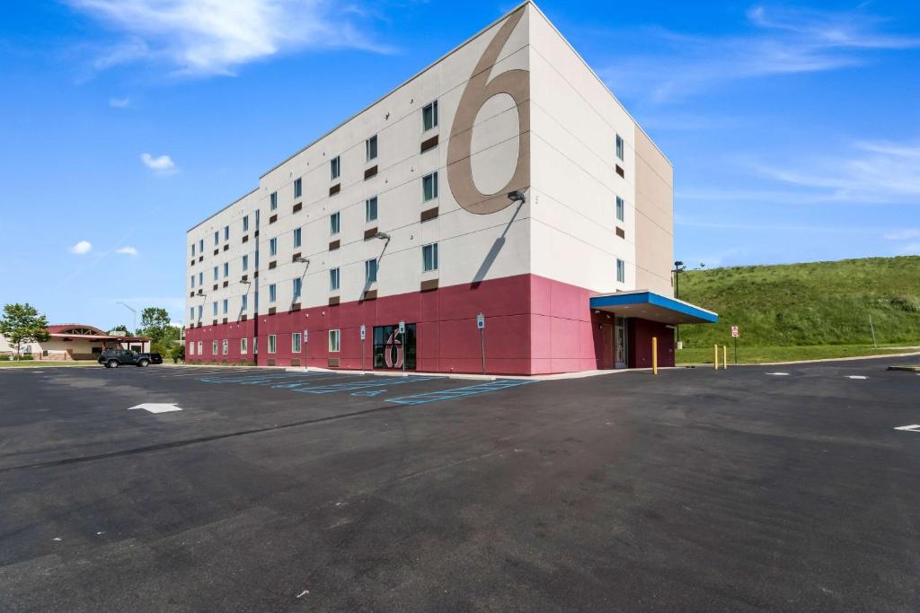 威克斯巴勒Motel 6 Wilkes Barre Arena的前面有停车位的大楼