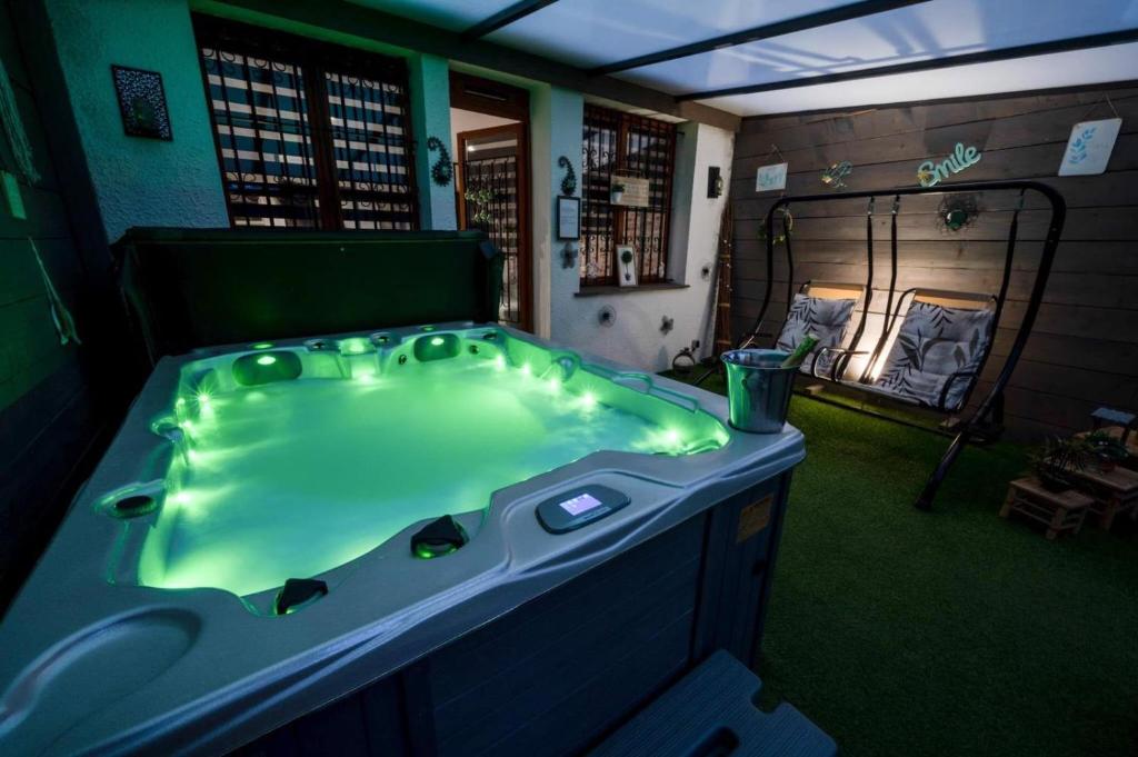 AucamvilleSpa privatif Toulouse Jacuzzi的客房内的大型绿色浴缸