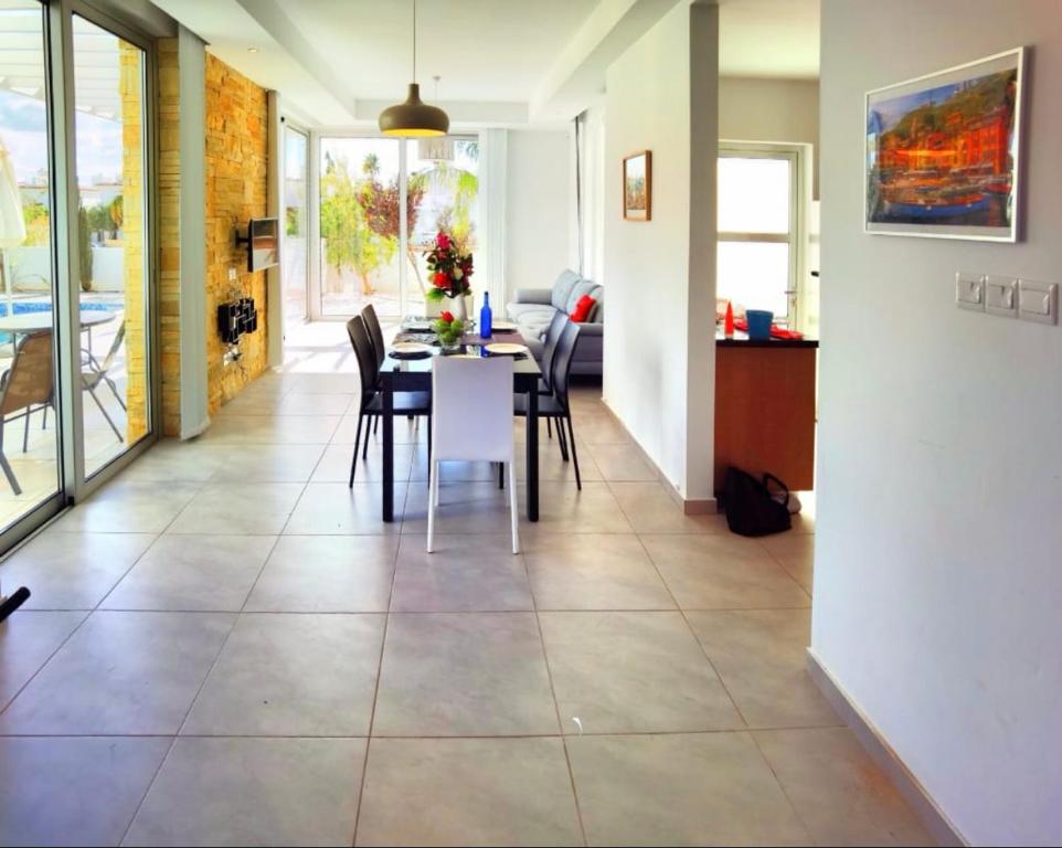 普罗塔拉斯Milos Lifestyle Villa 17的用餐室以及带桌椅的起居室。