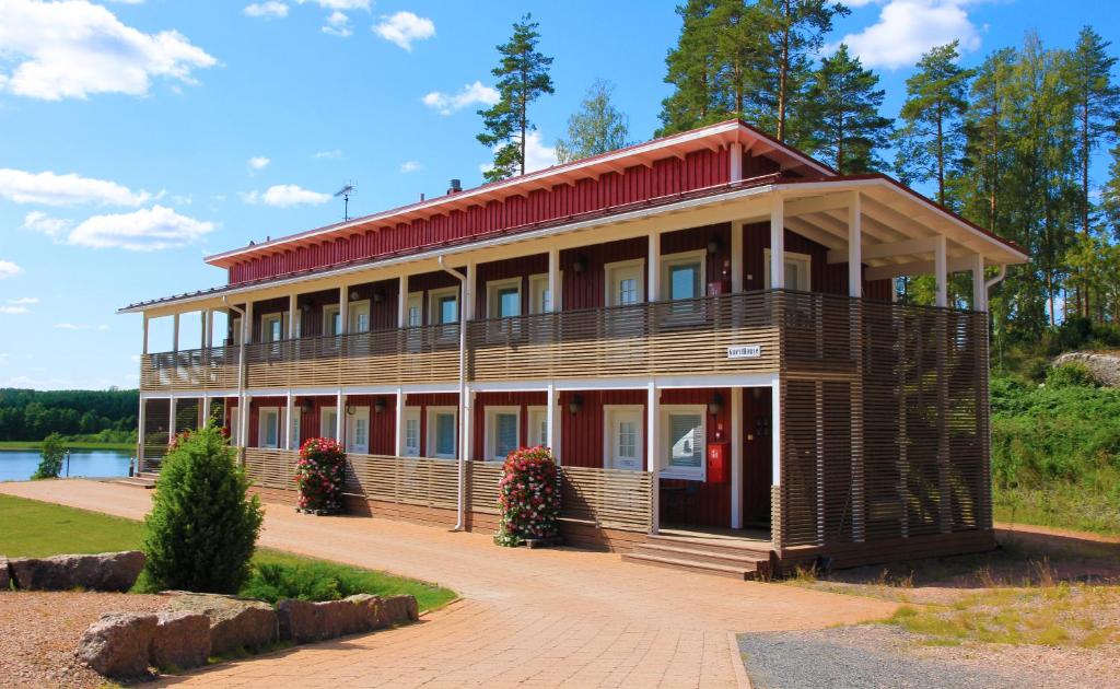 NurmaaWoikoski Feeling - WHD Gård的一座大型木制建筑,设有红色屋顶