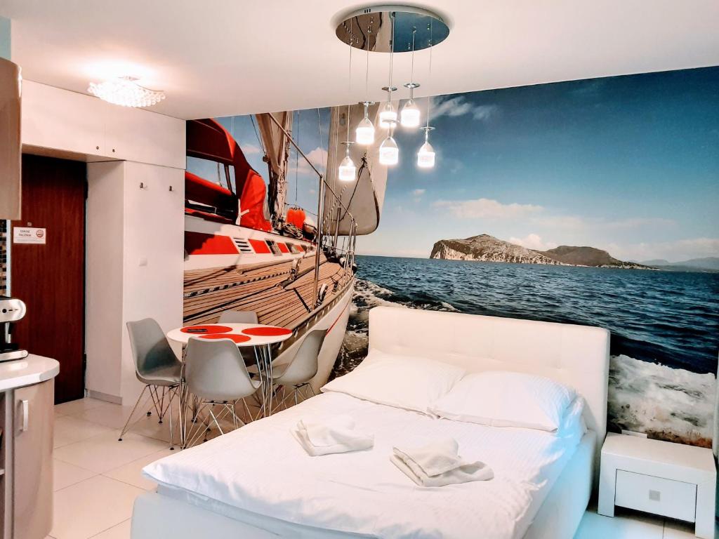 斯蒂格纳APARTAMENTY NADMORSKIE STEGNA BALTIC PARK的一间卧室配有一张床,享有海景