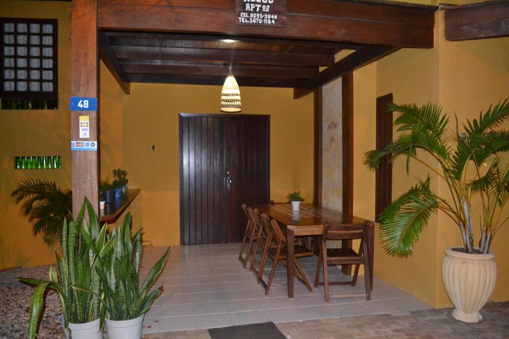 普拉亚多旗鱼旅馆的用餐室配有桌椅和植物