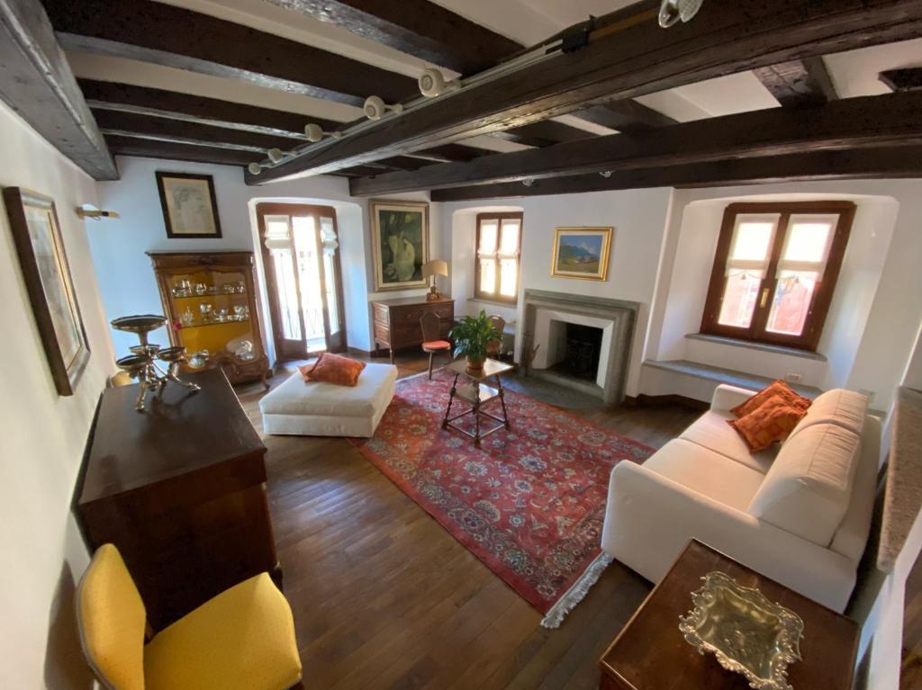 大圣玛丽亚La Ghirba的客厅配有白色家具和壁炉