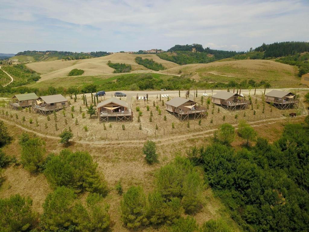 VillamagnaGlamping Diacceroni的享有农场空中美景,设有小屋