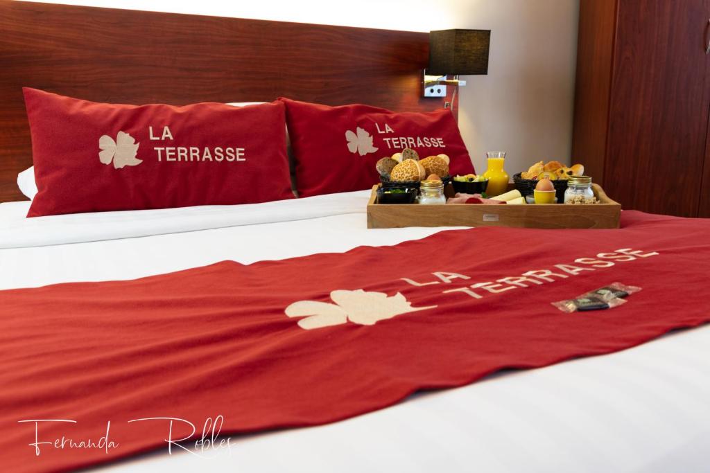 德帕内特拉斯酒店的床上的红毯,上面有食物