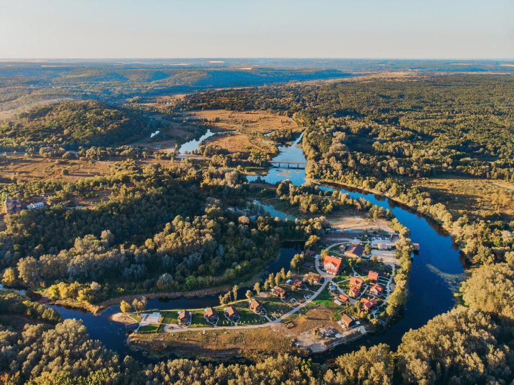 OkhtyrkaКотедж-парк Славна的河流中岛屿的空中景观