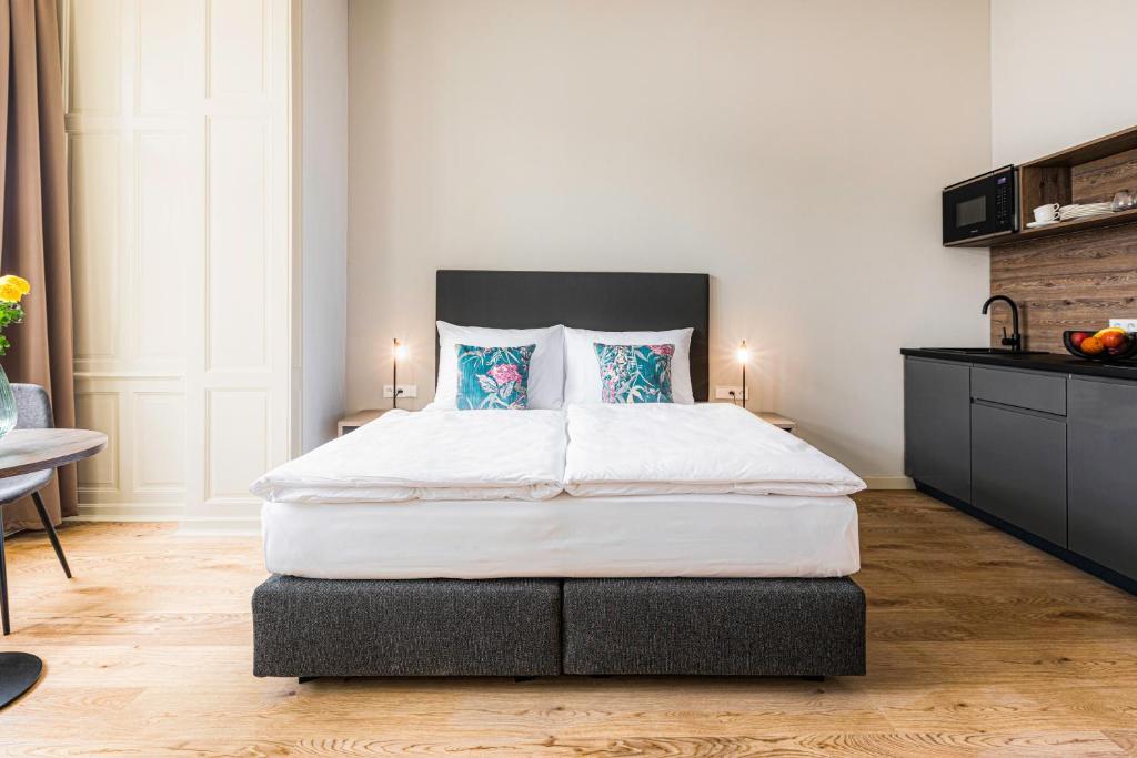 布拉格Franz BY ZEITRAUM的卧室配有带蓝色枕头的大型白色床