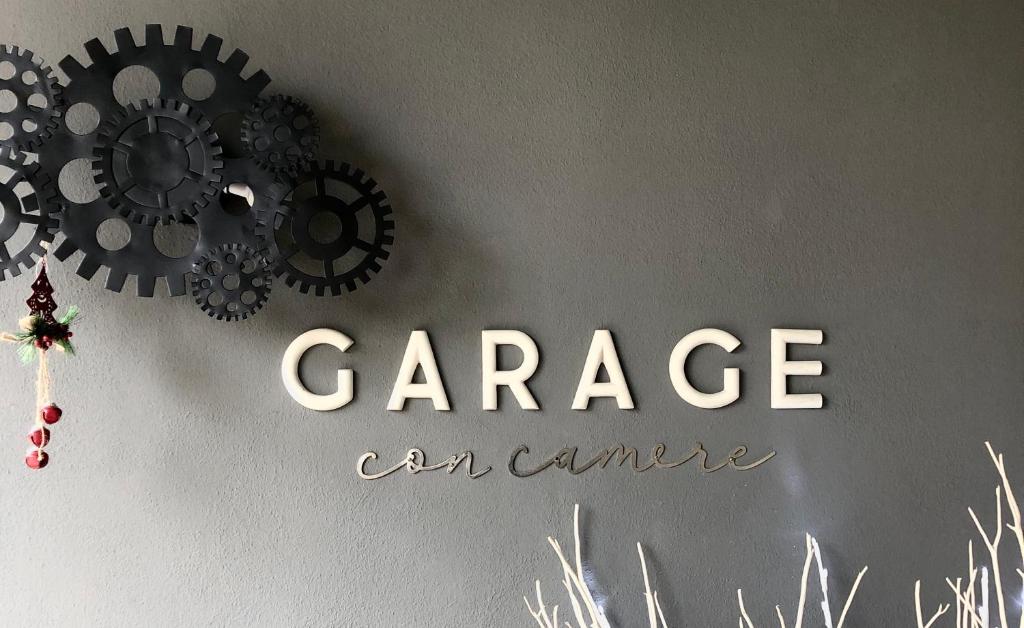 皮耶韦迪索利戈Garage con camere的墙上的车库会议标志