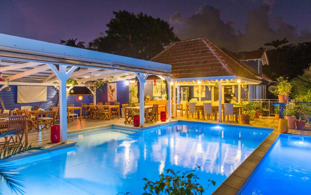 勒弗朗索瓦弗雷格特布莱酒店的夜间在房子前面的游泳池