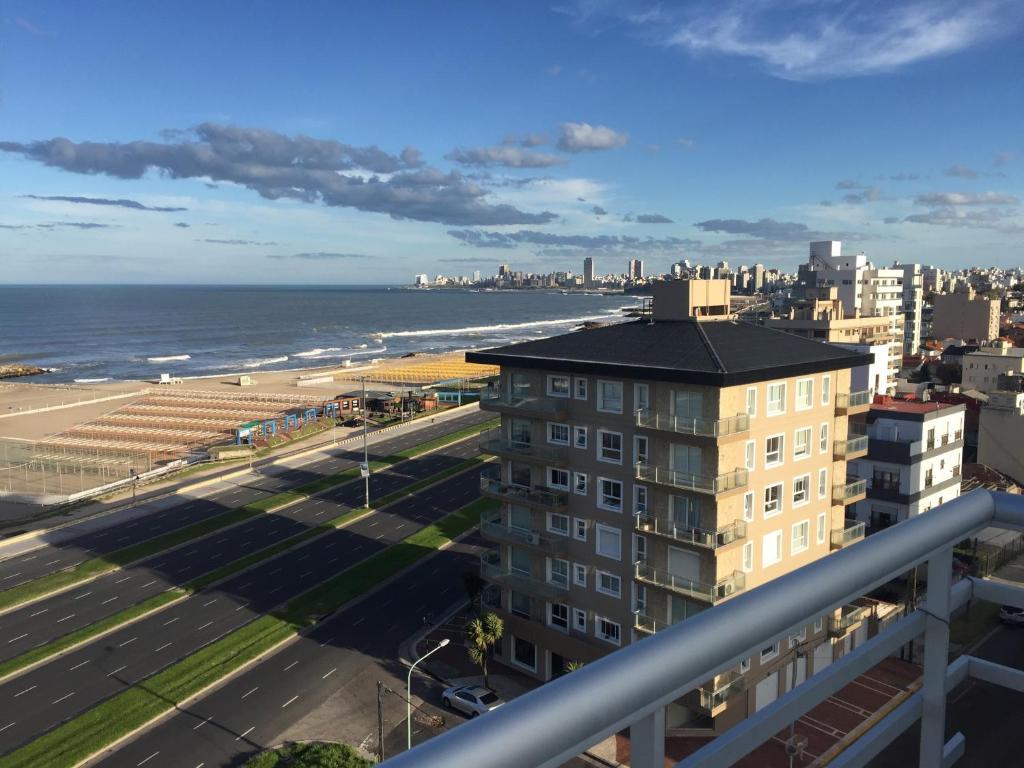 马德普拉塔Hermoso departamento con vista al mar的大楼的阳台享有海景。