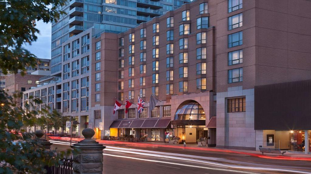 多伦多The Yorkville Royal Sonesta Hotel Toronto的街道上酒店建筑的 ⁇ 染